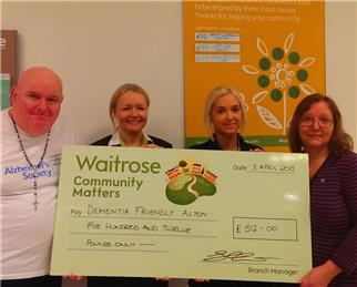 April 2015 News - Alton Shoppers show support for Dementia-friendly Alton