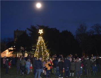  - Great turnout for Christmas lights switch on